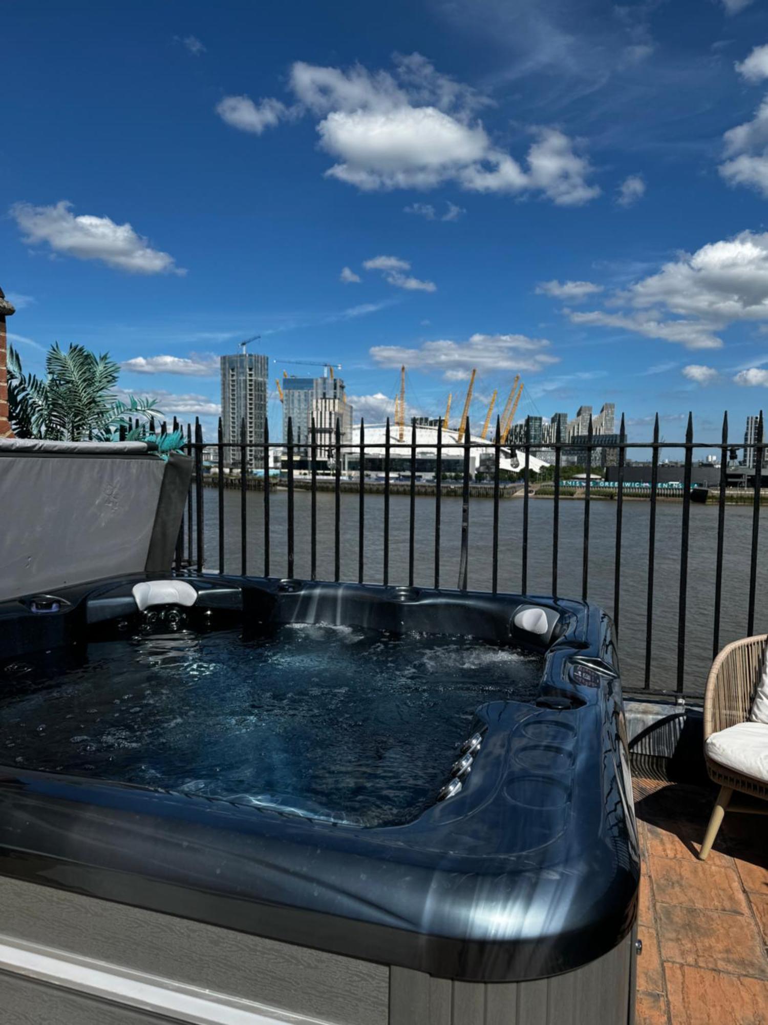 3 X Bedroom Riverside Flat With Hot Tub On Roof Terrace Лондон Екстериор снимка