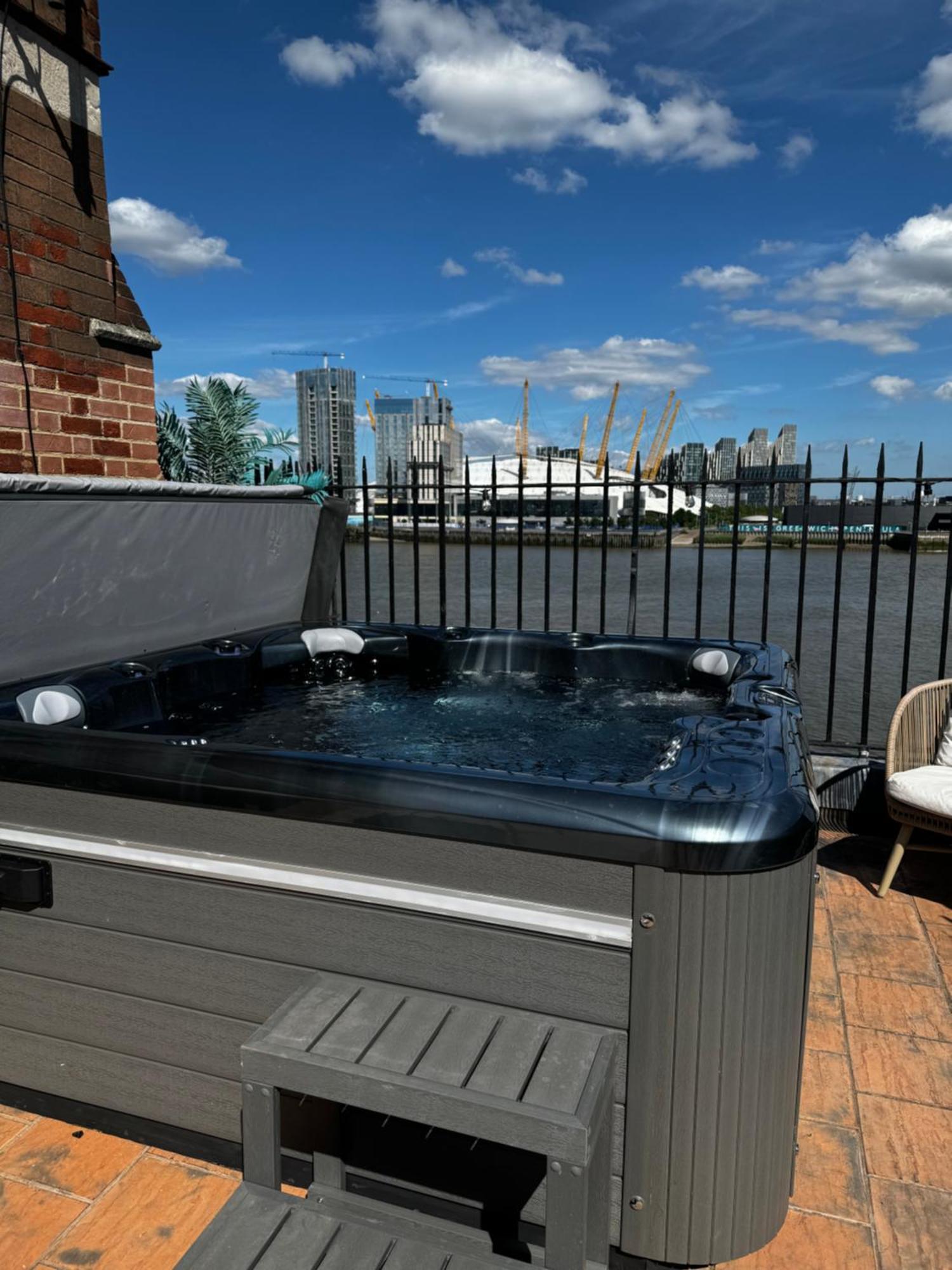 3 X Bedroom Riverside Flat With Hot Tub On Roof Terrace Лондон Екстериор снимка